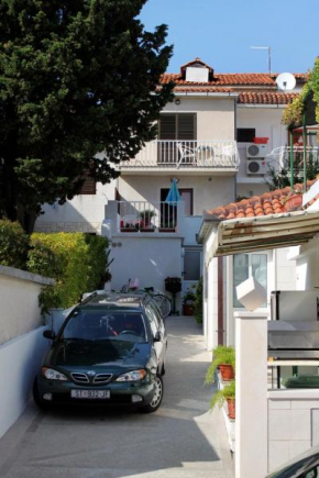 Apartments and rooms with parking space Bol, Brac - 2878